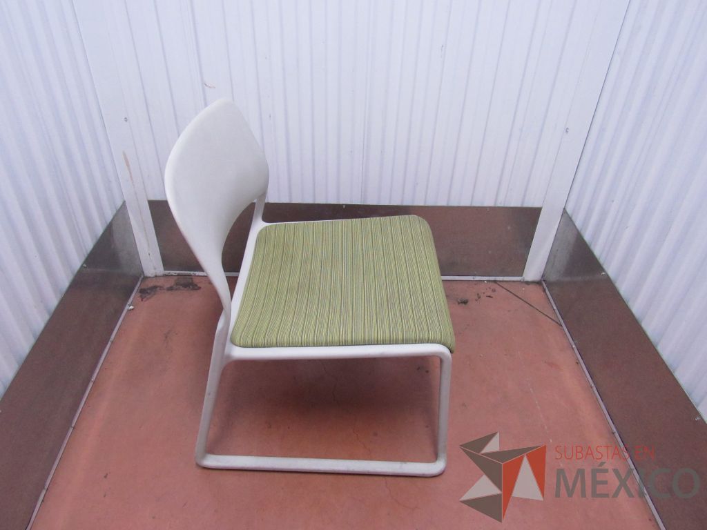 Lote 020 - 2 Sillas de visita con base color blanco y asiento en tela color verde - Imagen 11