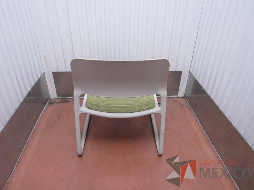 Lote 020 - 2 Sillas de visita con base color blanco y asiento en tela color verde - Imagen 15