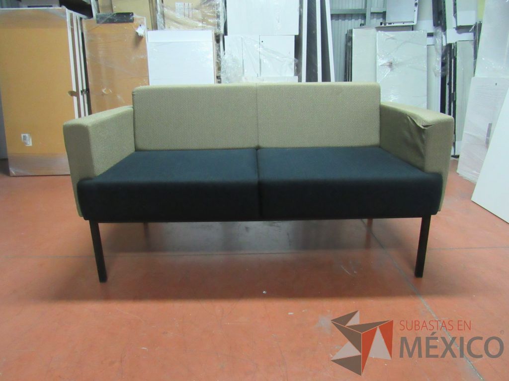 Lote 077 - Sillón de 2 plazas en tela con asiento color azul y respaldo color café - Imagen 4