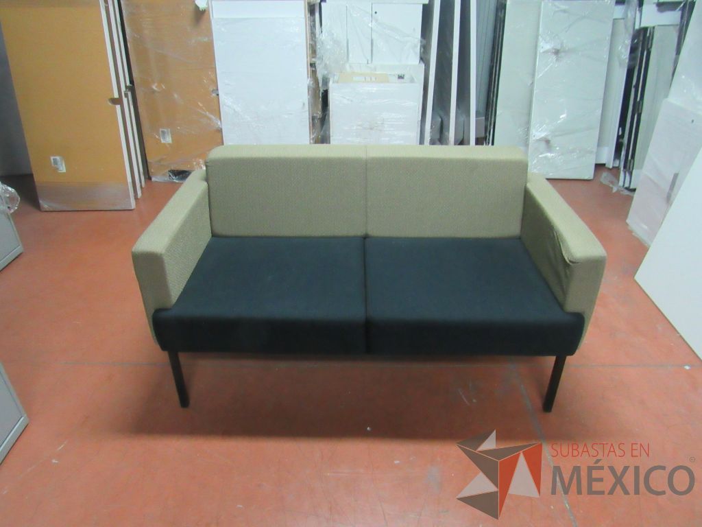 Lote 077 - Sillón de 2 plazas en tela con asiento color azul y respaldo color café - Imagen 5