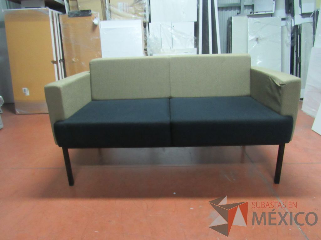 Lote 077 - Sillón de 2 plazas en tela con asiento color azul y respaldo color café