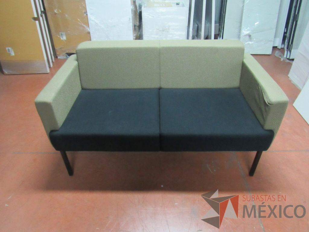 Lote 077 - Sillón de 2 plazas en tela con asiento color azul y respaldo color café - Imagen 6
