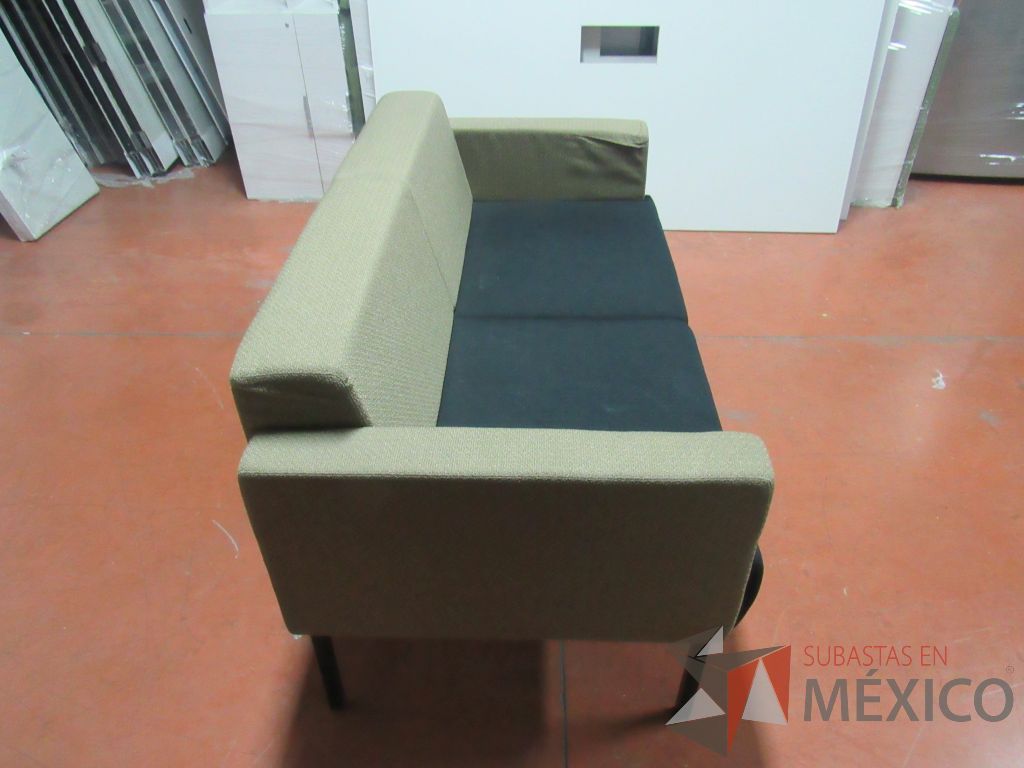 Lote 077 - Sillón de 2 plazas en tela con asiento color azul y respaldo color café - Imagen 7