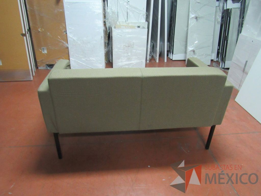 Lote 077 - Sillón de 2 plazas en tela con asiento color azul y respaldo color café - Imagen 8