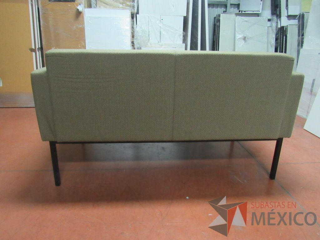 Lote 077 - Sillón de 2 plazas en tela con asiento color azul y respaldo color café - Imagen 9