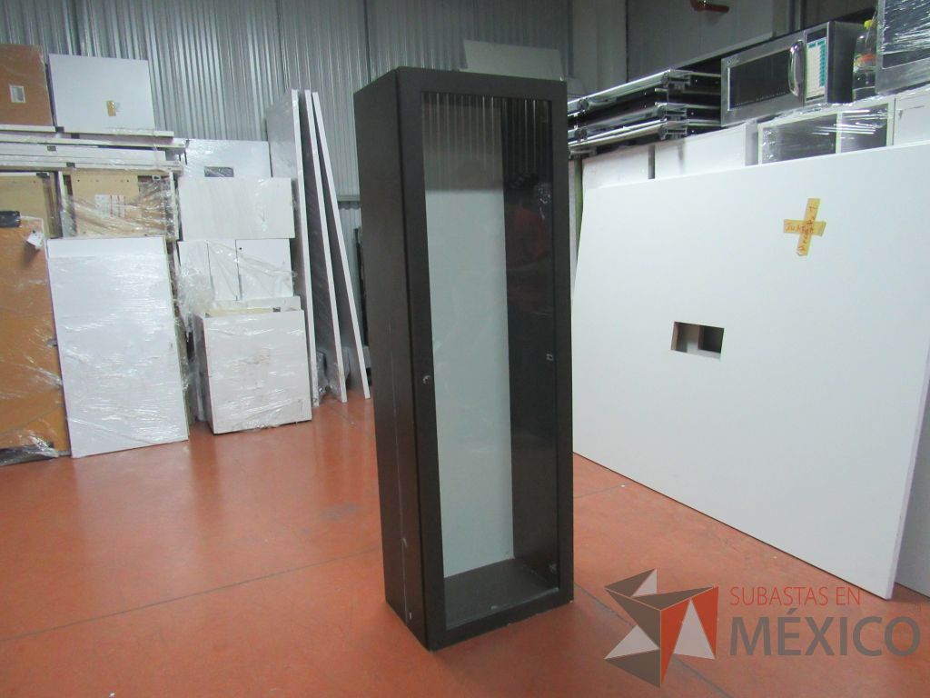 Lote 063 - 2 Gabinetes alto color gris con vidrio al medio