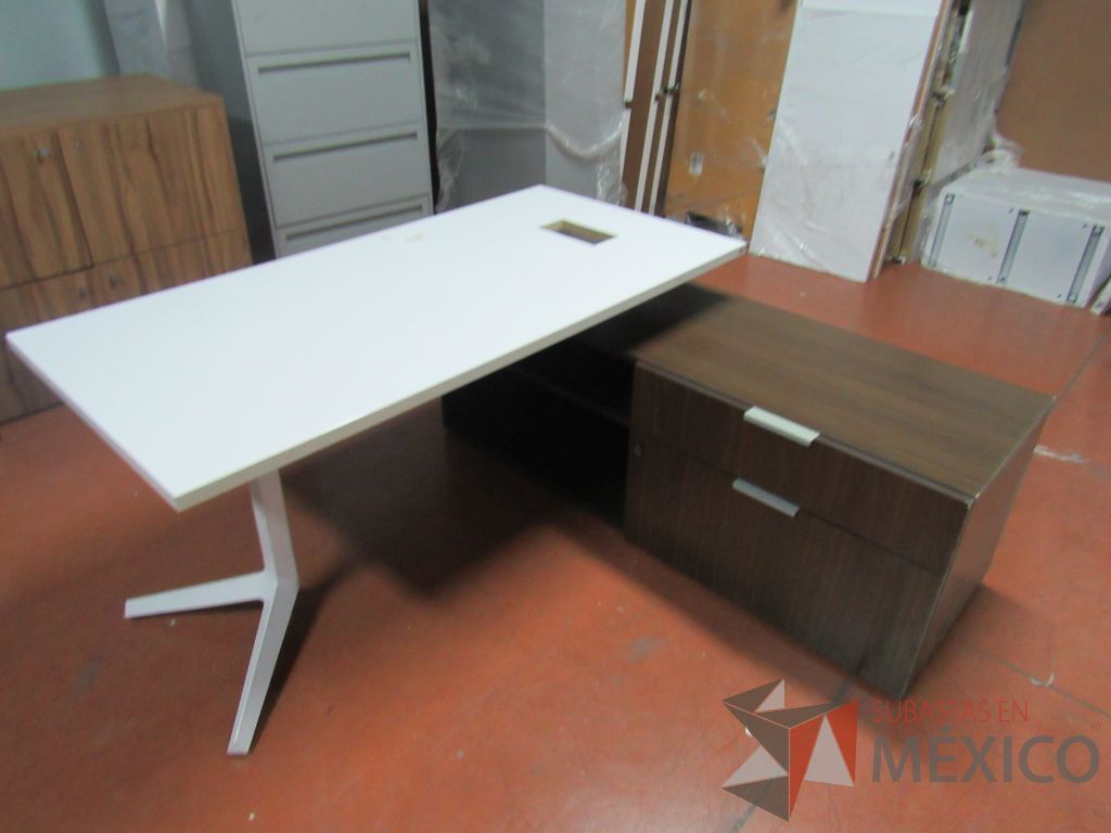 Lote 033 - Escritorio ejecutivo sobre credenza - Imagen 24