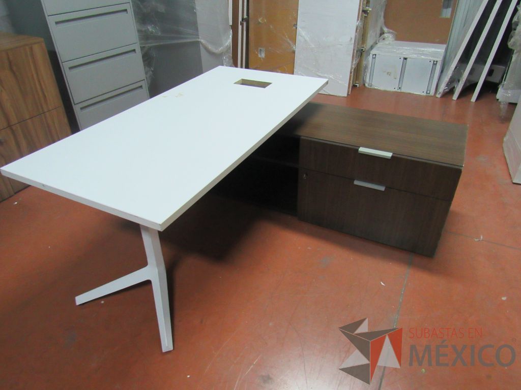 Lote 033 - Escritorio ejecutivo sobre credenza - Imagen 22
