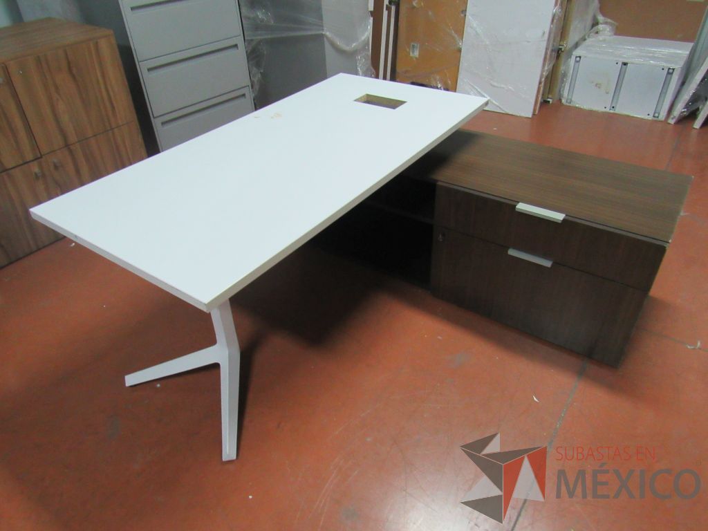 Lote 033 - Escritorio ejecutivo sobre credenza