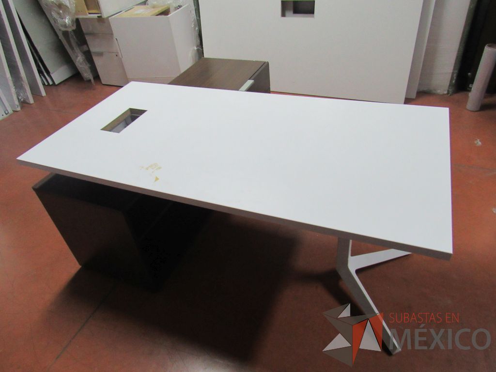 Lote 033 - Escritorio ejecutivo sobre credenza - Imagen 18