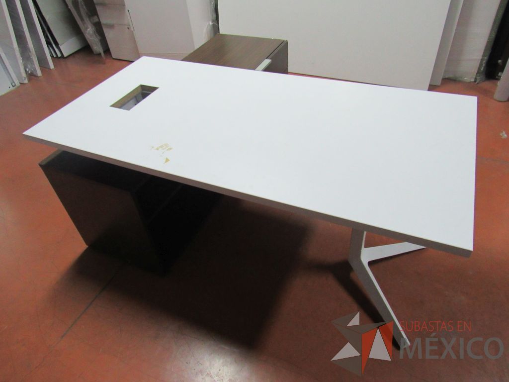 Lote 033 - Escritorio ejecutivo sobre credenza - Imagen 17