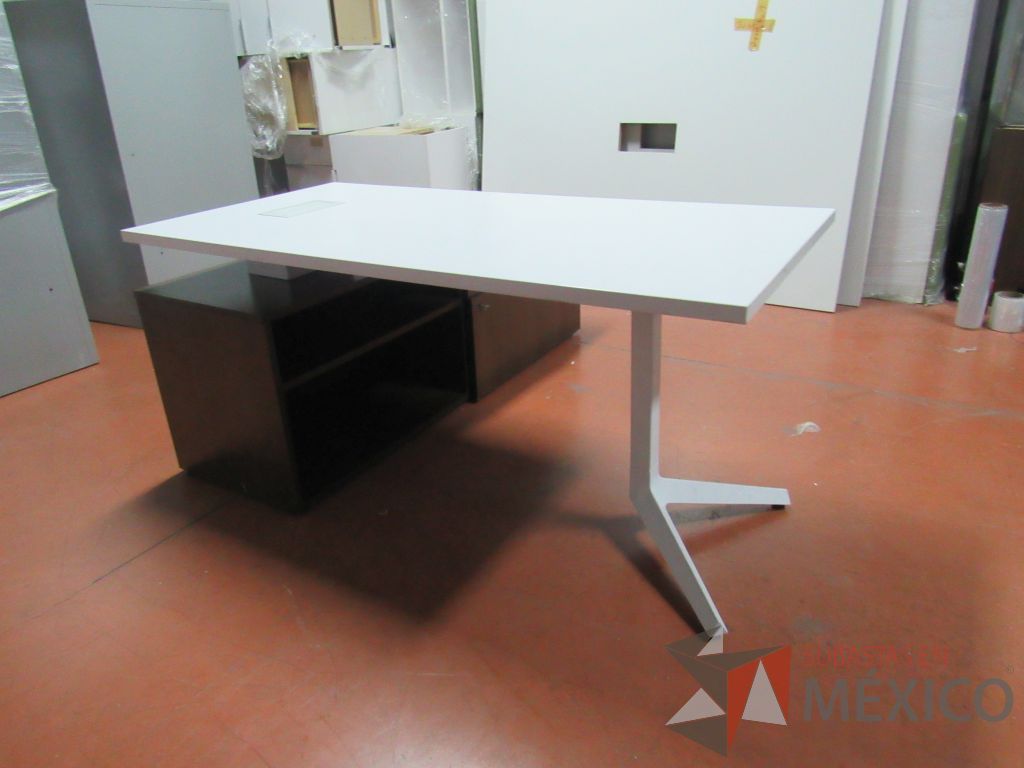 Lote 033 - Escritorio ejecutivo sobre credenza - Imagen 8