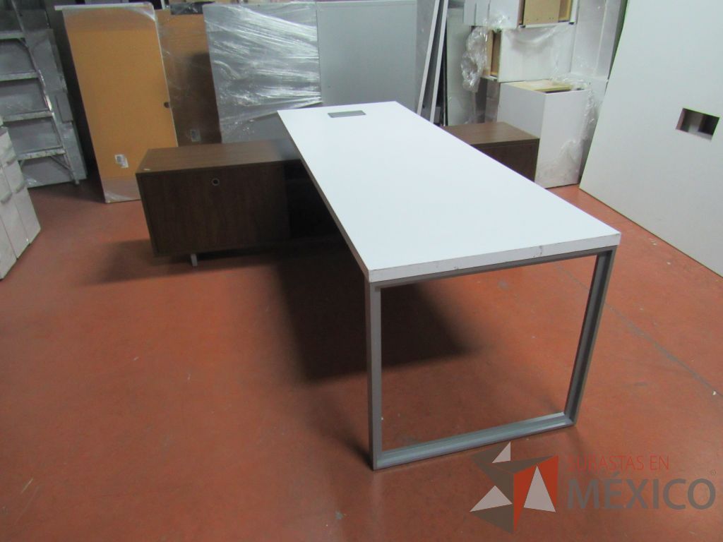 Lote 049 - Escritorio ejecutivo sobre credenza - Imagen 18