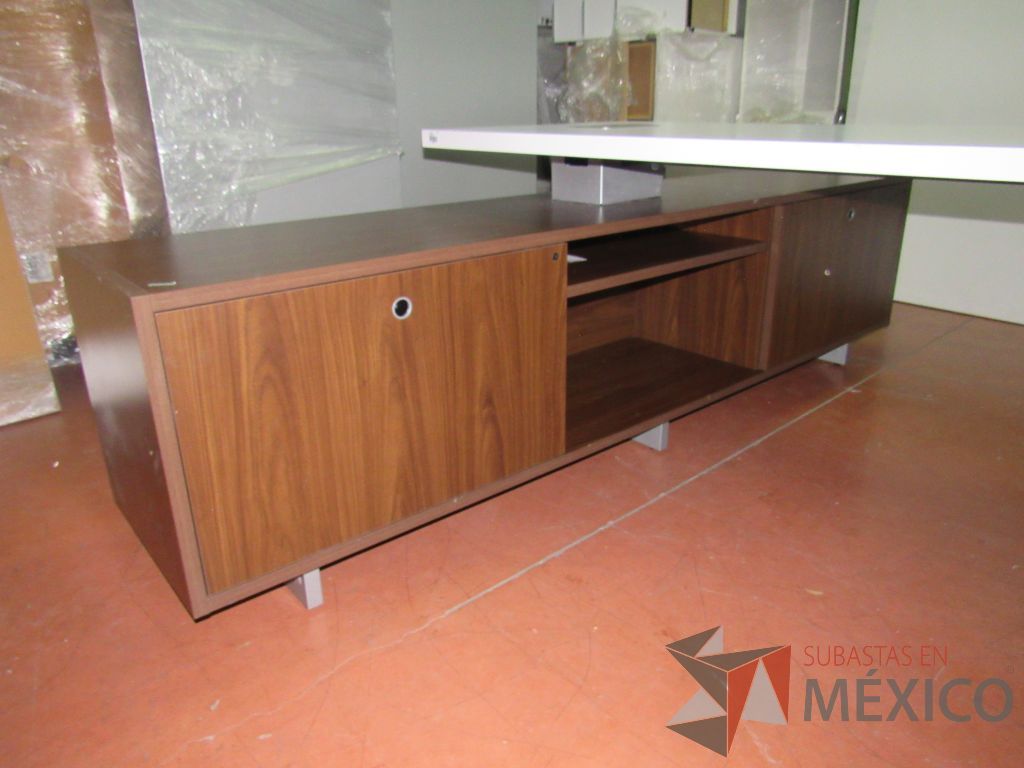 Lote 049 - Escritorio ejecutivo sobre credenza - Imagen 14