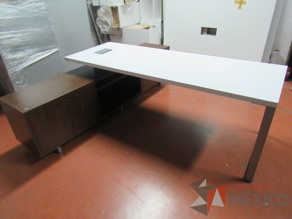 Lote 049 - Escritorio ejecutivo sobre credenza - Imagen 12