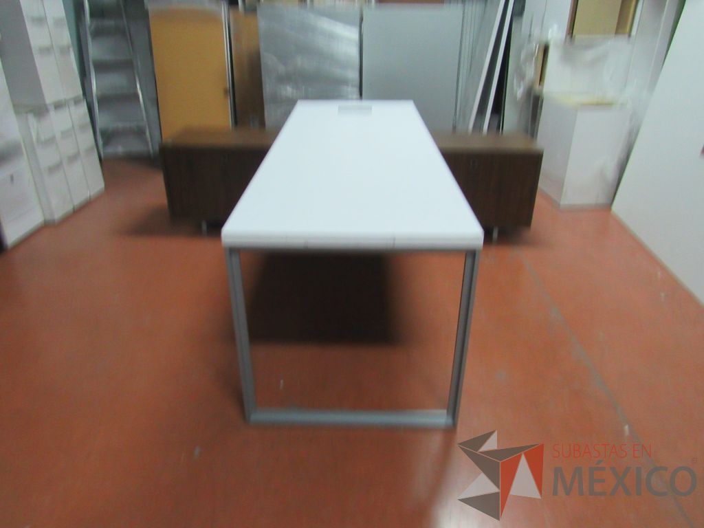 Lote 049 - Escritorio ejecutivo sobre credenza - Imagen 8