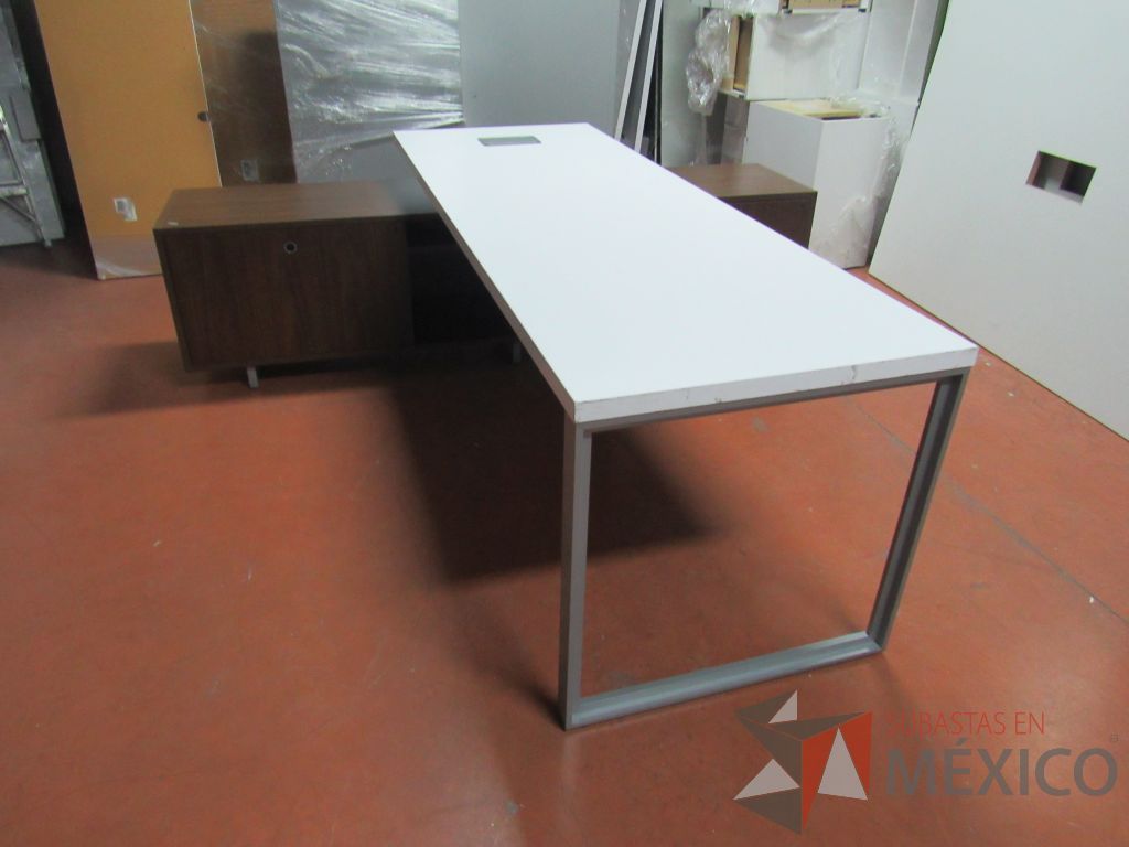Lote 049 - Escritorio ejecutivo sobre credenza
