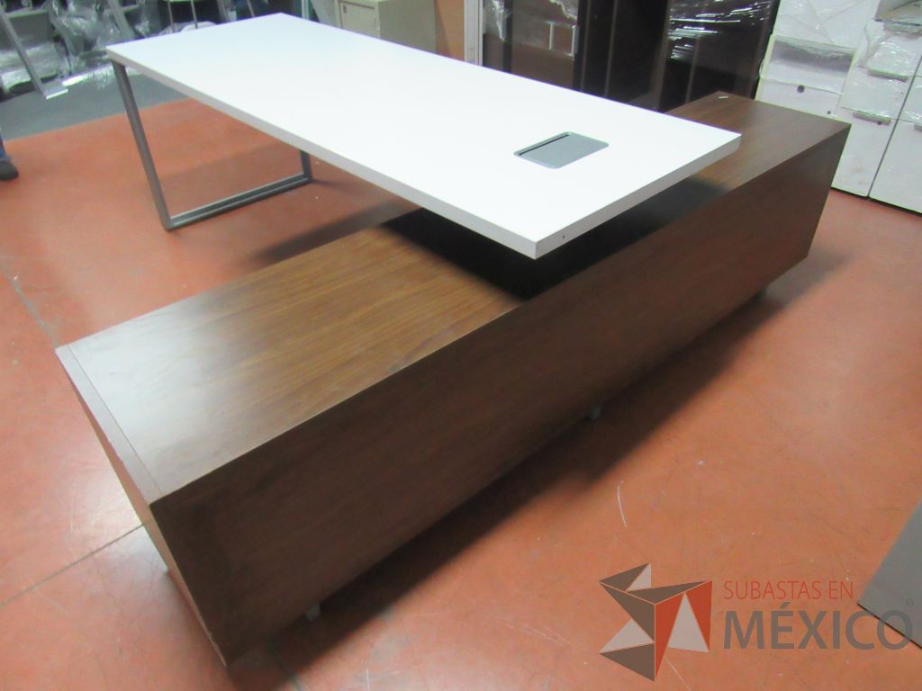 Lote 049 - Escritorio ejecutivo sobre credenza - Imagen 5