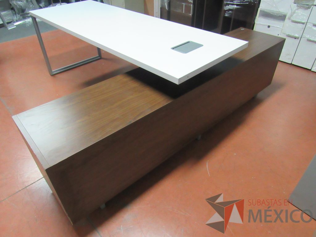 Lote 049 - Escritorio ejecutivo sobre credenza - Imagen 4
