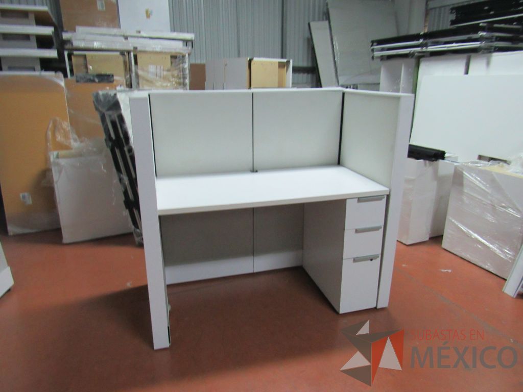 Lote 030 - 3 Estaciones de trabajo individuales con mampara y archivero de pedestal de 3 cajones color blanco - Imagen 3