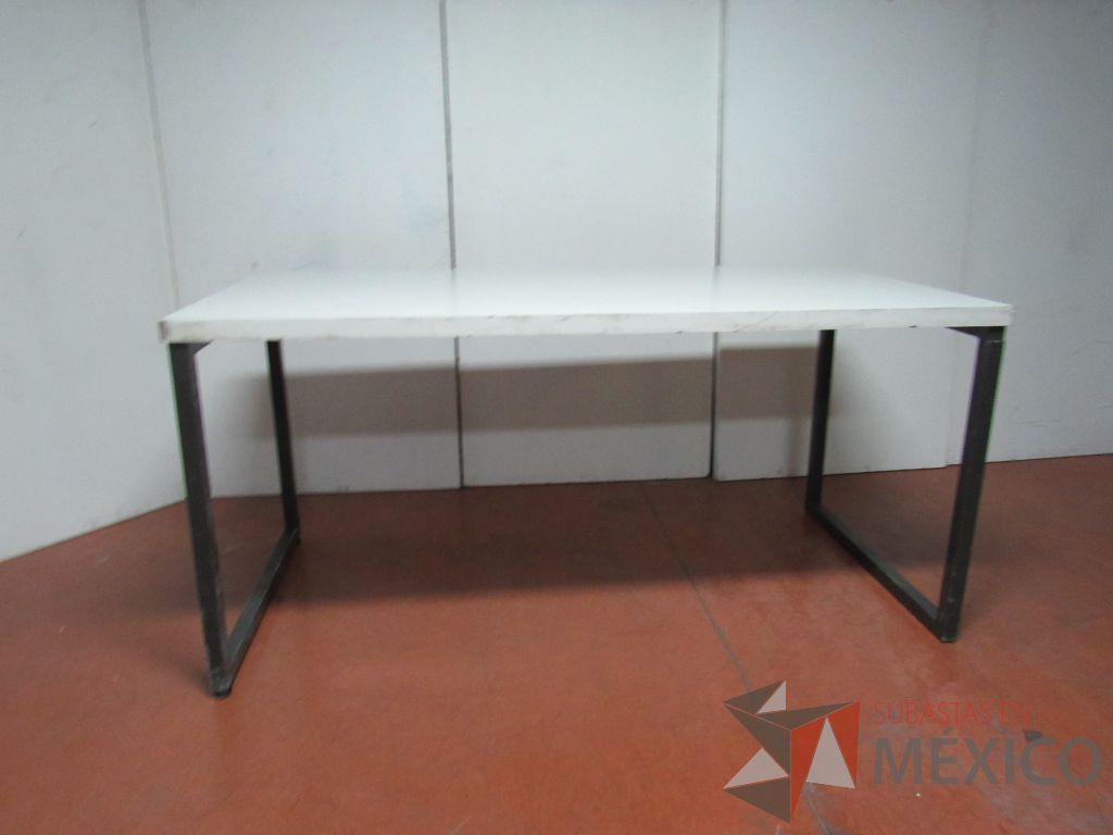 Lote 018 - Mesa alta con base metálica y cubierta color blanco, cortada