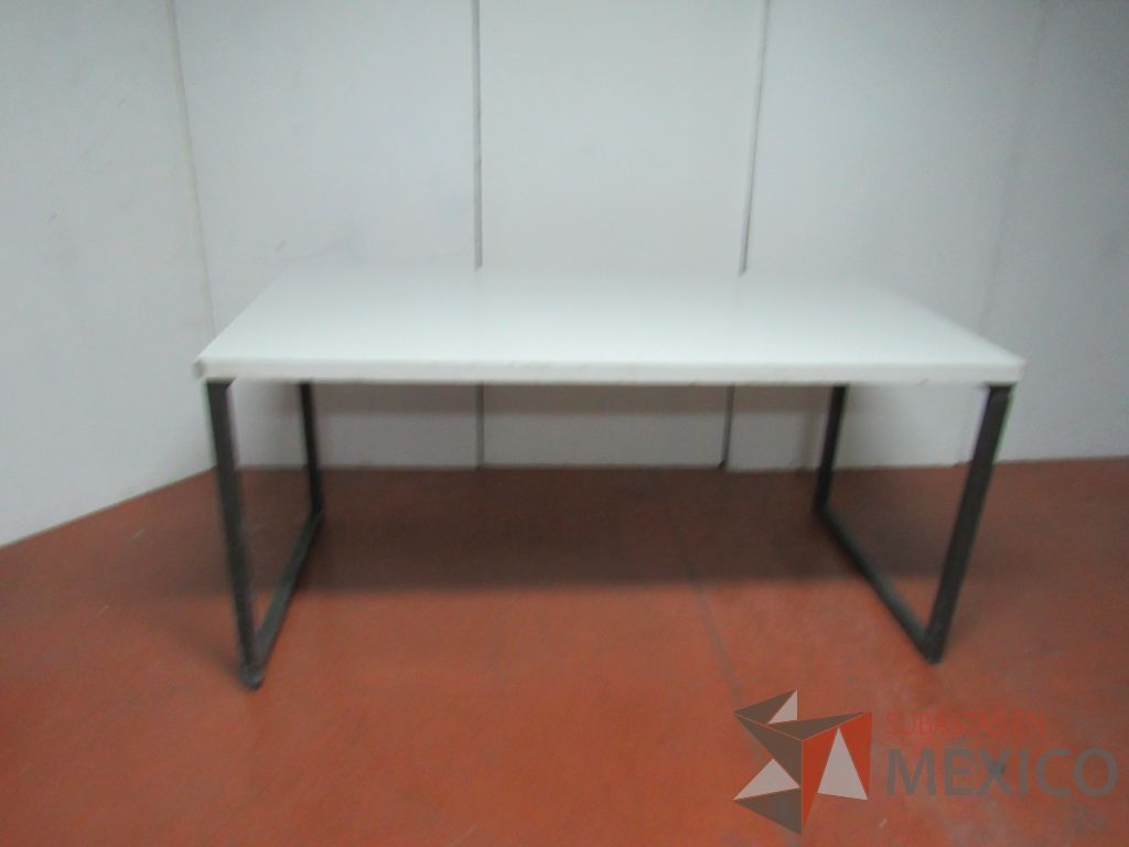 Lote 018 - Mesa alta con base metálica y cubierta color blanco, cortada - Imagen 2