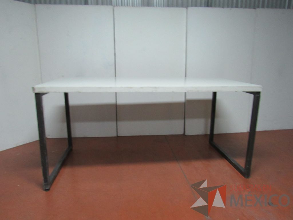 Lote 018 - Mesa alta con base metálica y cubierta color blanco, cortada - Imagen 3