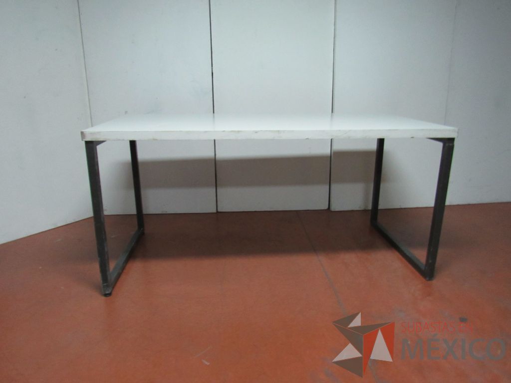 Lote 018 - Mesa alta con base metálica y cubierta color blanco, cortada - Imagen 4