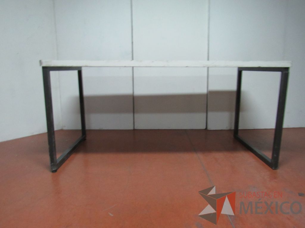 Lote 018 - Mesa alta con base metálica y cubierta color blanco, cortada - Imagen 5