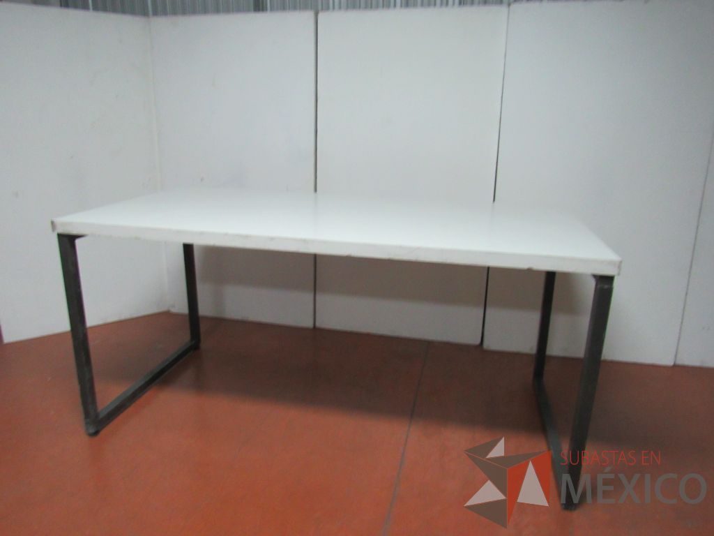 Lote 018 - Mesa alta con base metálica y cubierta color blanco, cortada - Imagen 6