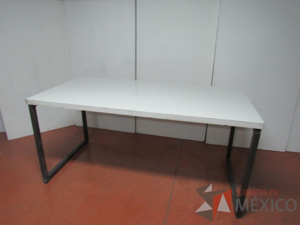 Lote 018 - Mesa alta con base metálica y cubierta color blanco, cortada - Imagen 7