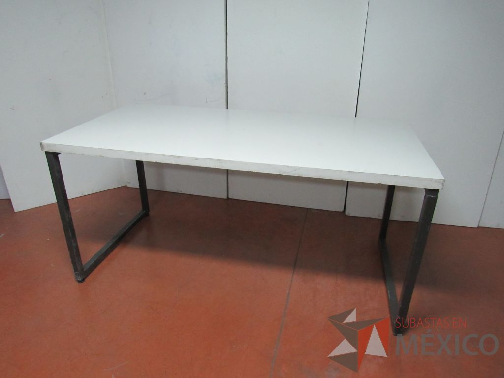Lote 018 - Mesa alta con base metálica y cubierta color blanco, cortada - Imagen 8