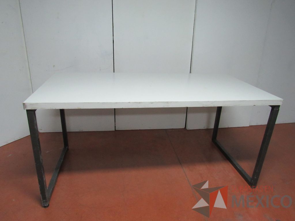 Lote 018 - Mesa alta con base metálica y cubierta color blanco, cortada - Imagen 9