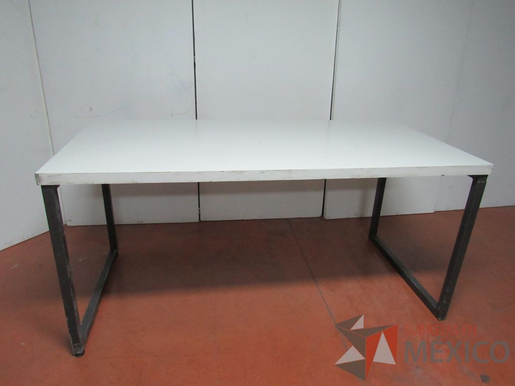 Lote 018 - Mesa alta con base metálica y cubierta color blanco, cortada - Imagen 10