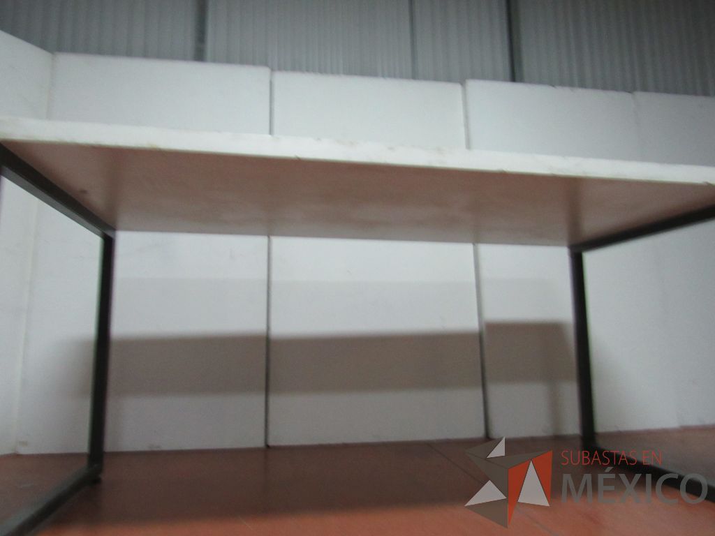 Lote 018 - Mesa alta con base metálica y cubierta color blanco, cortada - Imagen 11