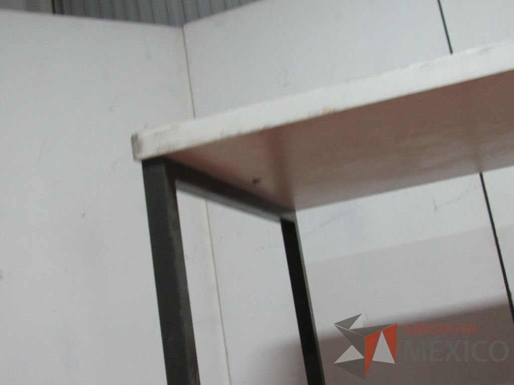 Lote 018 - Mesa alta con base metálica y cubierta color blanco, cortada - Imagen 12