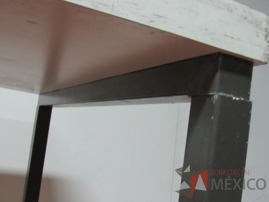 Lote 018 - Mesa alta con base metálica y cubierta color blanco, cortada - Imagen 14
