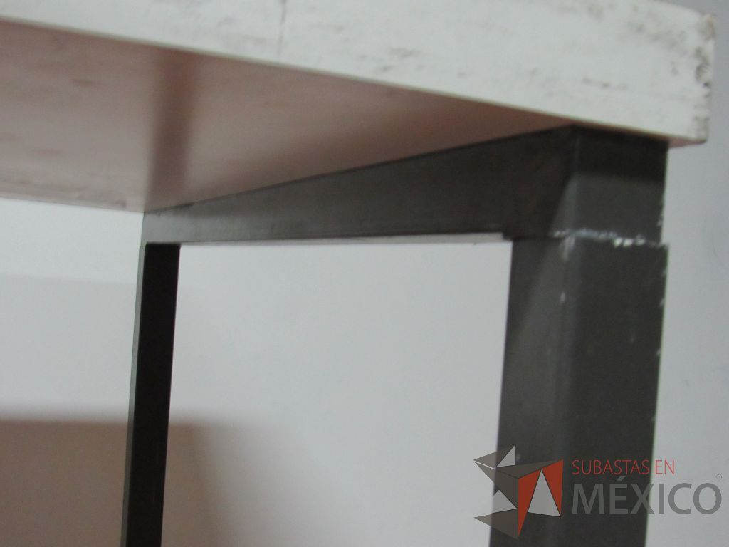 Lote 018 - Mesa alta con base metálica y cubierta color blanco, cortada - Imagen 15