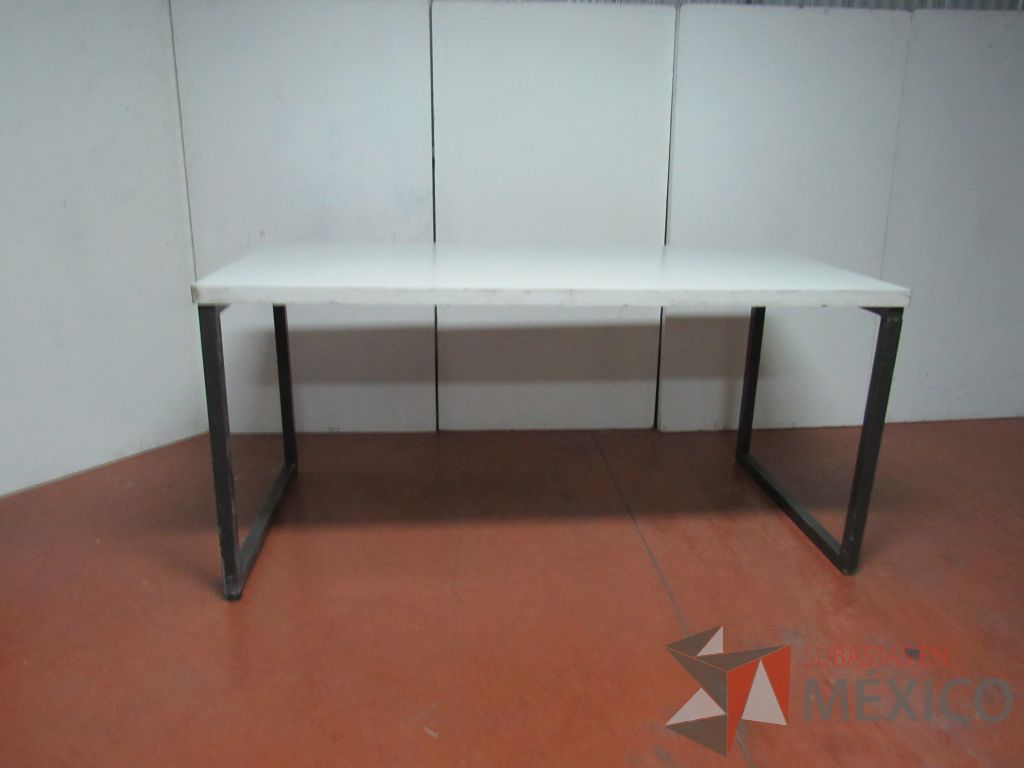 Lote 018 - Mesa alta con base metálica y cubierta color blanco, cortada - Imagen 16
