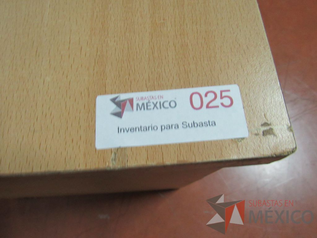 Lote 038 - Escritorio con 2 cajones color madera y 2 Archiveros de pedestal de 3 cajones con cubierta color madera - Imagen 12