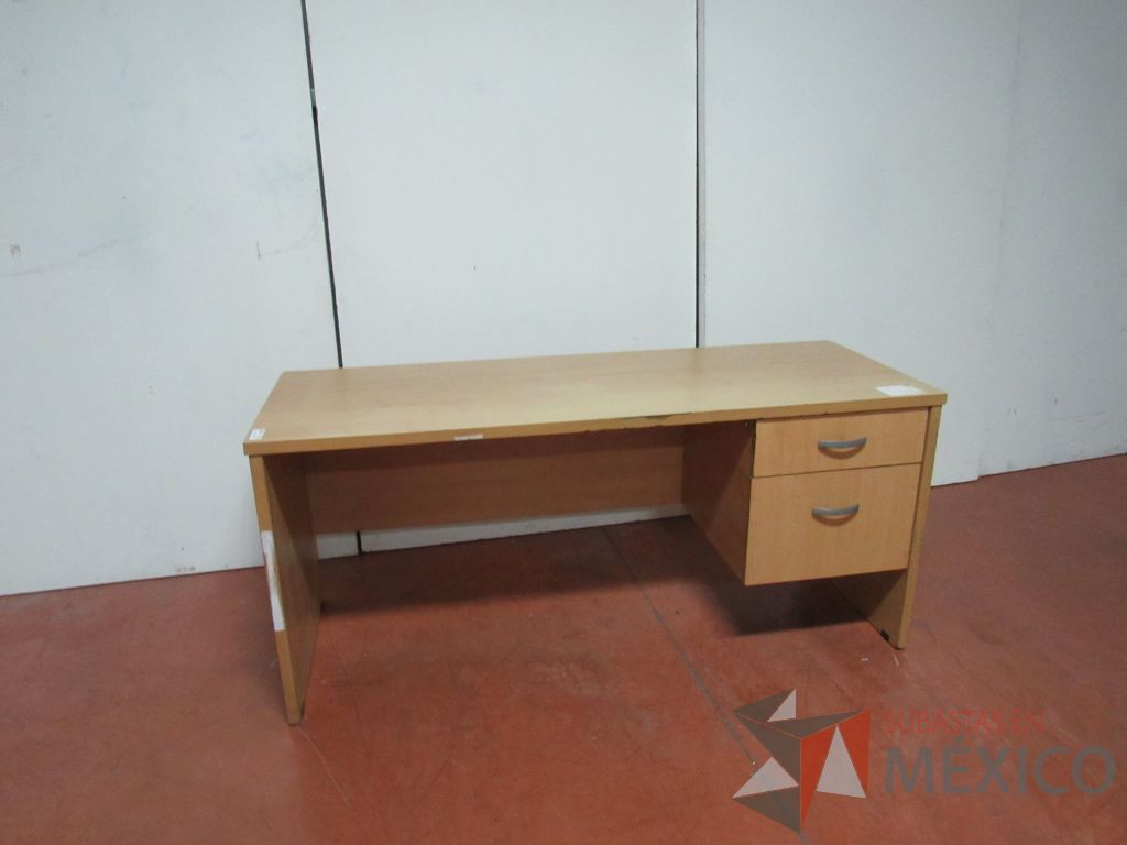 Lote 038 - Escritorio con 2 cajones color madera y 2 Archiveros de pedestal de 3 cajones con cubierta color madera - Imagen 16