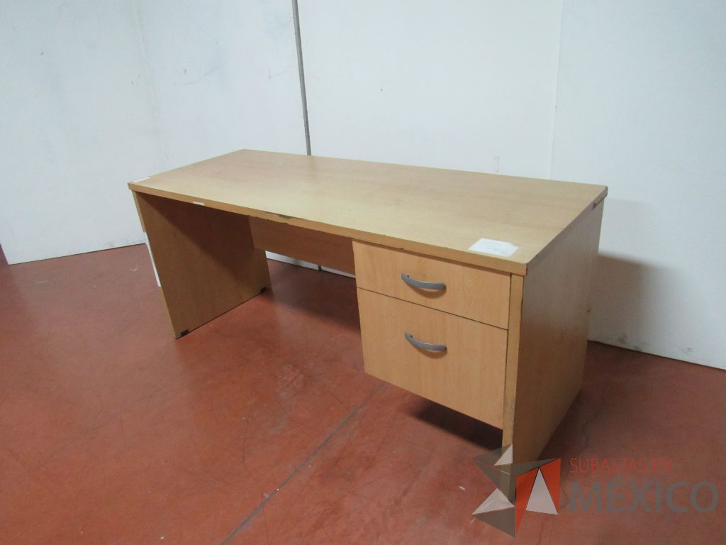 Lote 038 - Escritorio con 2 cajones color madera y 2 Archiveros de pedestal de 3 cajones con cubierta color madera - Imagen 17