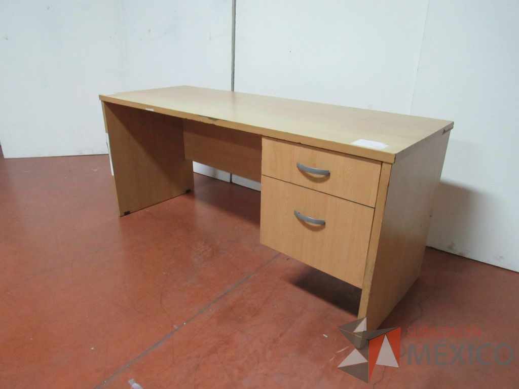 Lote 038 - Escritorio con 2 cajones color madera y 2 Archiveros de pedestal de 3 cajones con cubierta color madera - Imagen 18