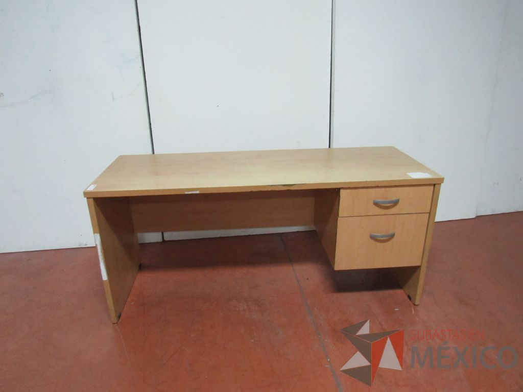 Lote 038 - Escritorio con 2 cajones color madera y 2 Archiveros de pedestal de 3 cajones con cubierta color madera