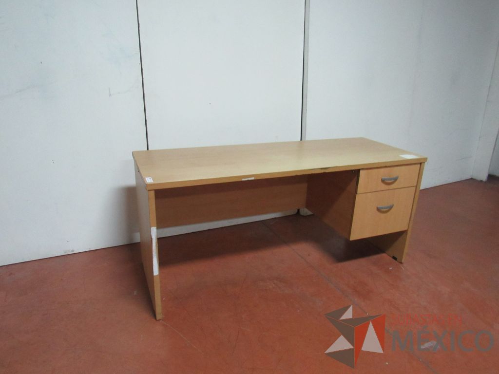 Lote 038 - Escritorio con 2 cajones color madera y 2 Archiveros de pedestal de 3 cajones con cubierta color madera - Imagen 20