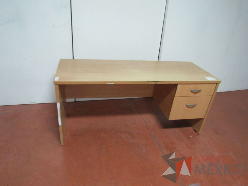 Lote 038 - Escritorio con 2 cajones color madera y 2 Archiveros de pedestal de 3 cajones con cubierta color madera - Imagen 21