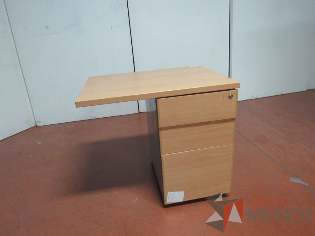 Lote 038 - Escritorio con 2 cajones color madera y 2 Archiveros de pedestal de 3 cajones con cubierta color madera - Imagen 2