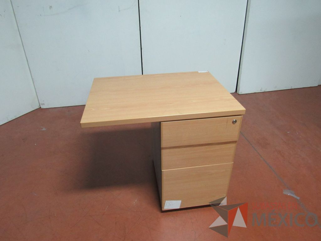 Lote 038 - Escritorio con 2 cajones color madera y 2 Archiveros de pedestal de 3 cajones con cubierta color madera - Imagen 3