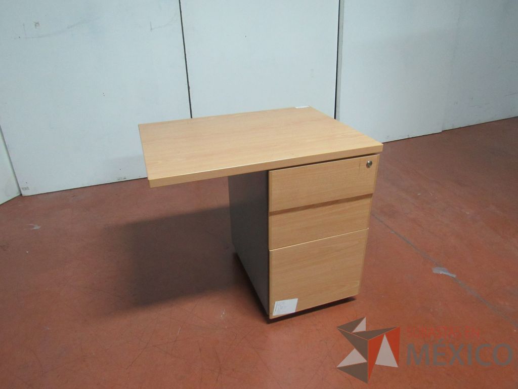 Lote 038 - Escritorio con 2 cajones color madera y 2 Archiveros de pedestal de 3 cajones con cubierta color madera - Imagen 4