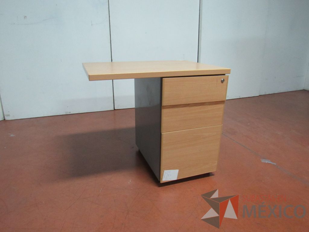 Lote 038 - Escritorio con 2 cajones color madera y 2 Archiveros de pedestal de 3 cajones con cubierta color madera - Imagen 5